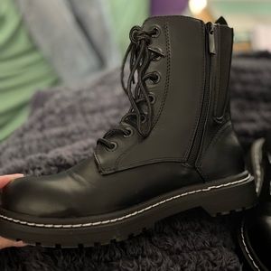 TORRID combat books NEW! SIZE 8.5WW